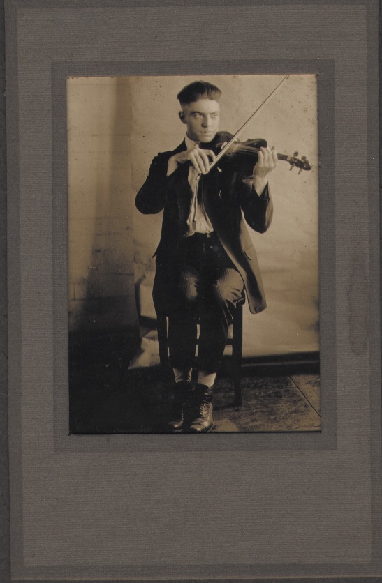 pw-mystery-fiddler.jpg (102935 bytes)